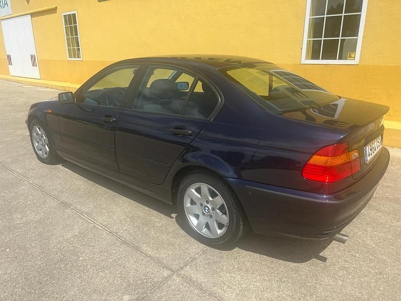 Usado BMW 318 143 CV (105 kW) 2004 Azul marino Berlina