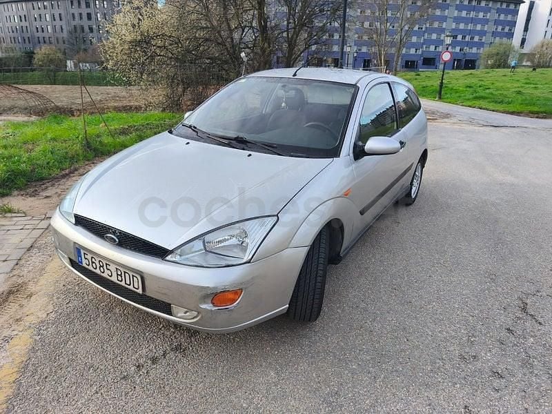 Usado Ford Focus Trend 90 CV (66 kW) 2000 Gris / plata Berlina