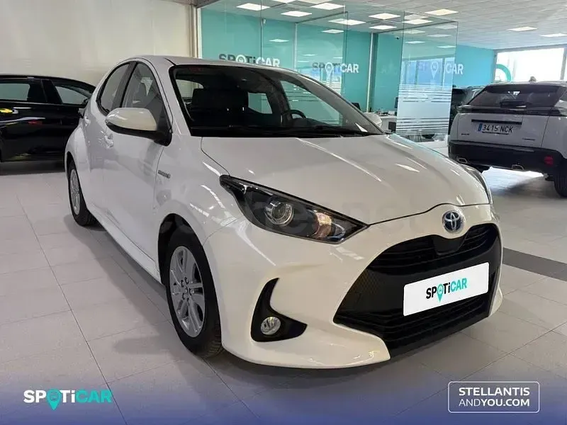 Usado Toyota Yaris Hybrid Active 116 CV (85 kW) 2021 Blanco Berlina