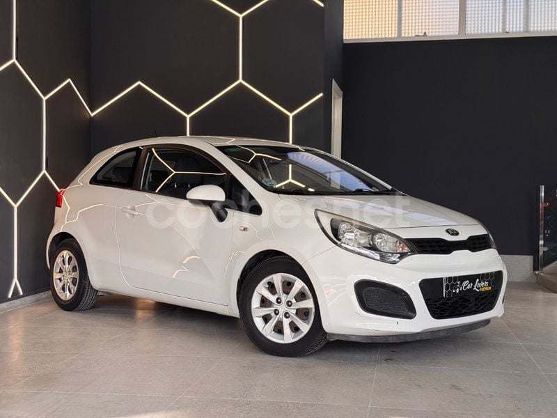 Usado Kia Rio 85 CV (62 kW) 2013 Blanco Berlina
