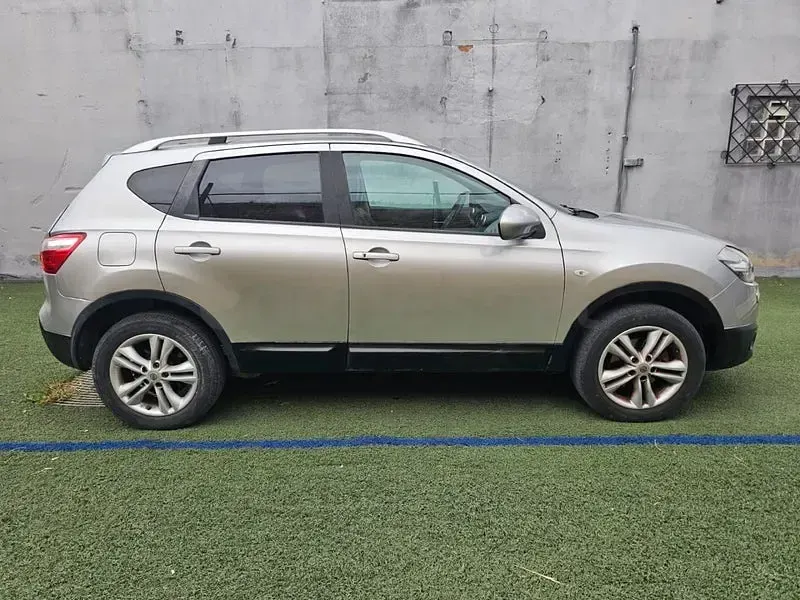 Usado Nissan Qashqai Premium Edition 140 CV (102 kW) 2011 Gris / plata SUV