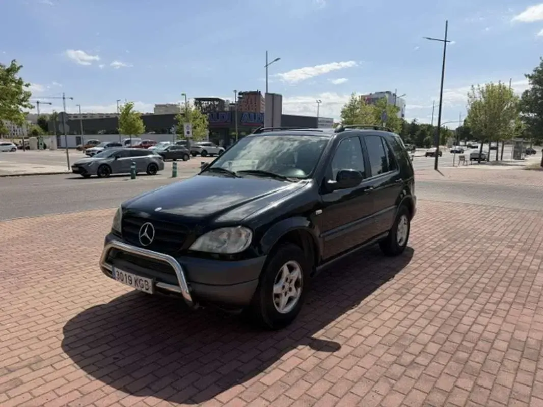 Usado Mercedes ML320 218 CV (160 kW) 2000 Negro SUV