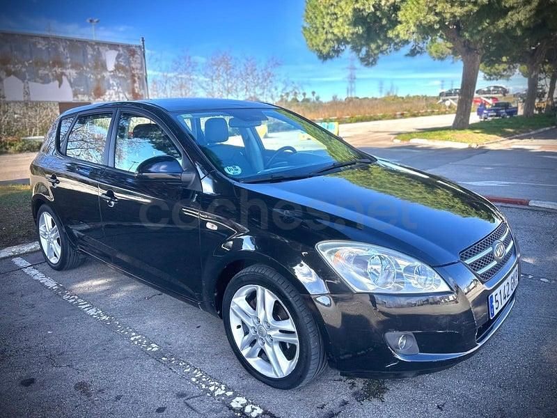 Usado Kia Ceed 115 CV (84 kW) 2009 Negro Utilitario