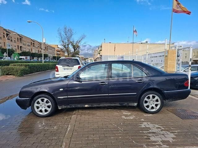 Usado Mercedes E300 Avantgarde 177 CV (130 kW) 1999 Azul Berlina
