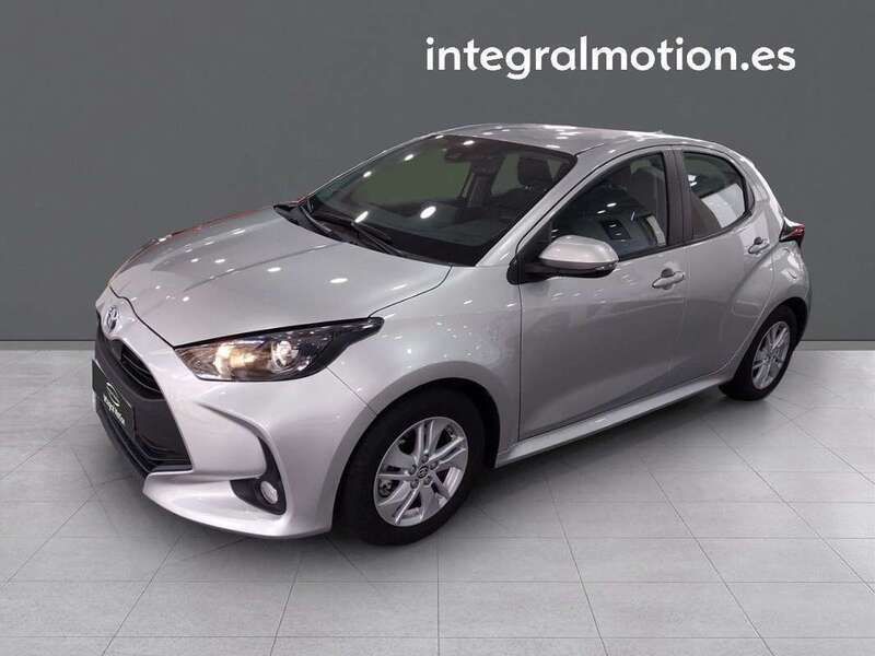 Gris Usado 2022 Toyota Yaris Hybrid Active Berlina | 20.500 € (Precio justo) - Imagen 1/4