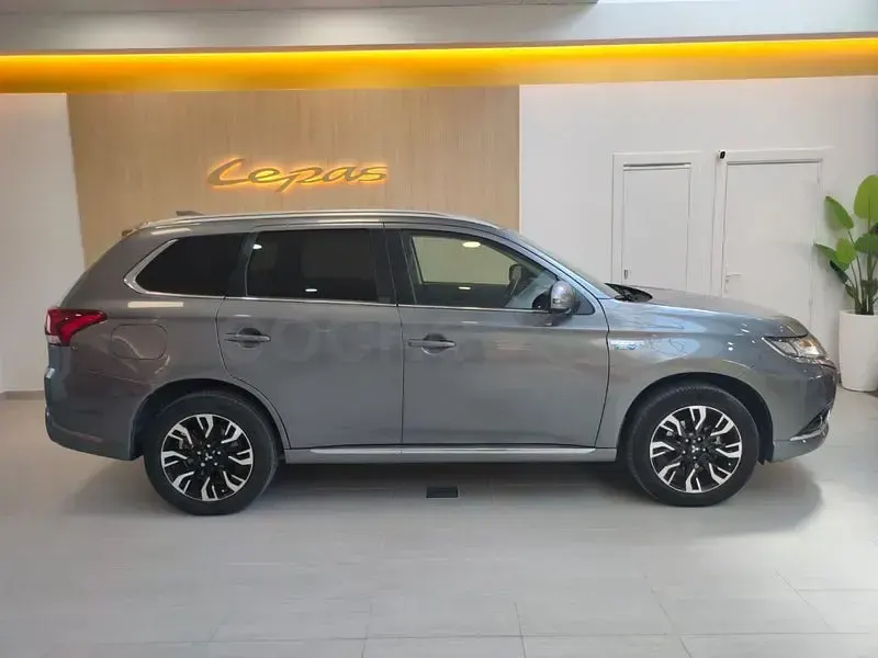 Usado Mitsubishi Outlander P-HEV 203 CV (149 kW) 2016 Gris / plata SUV