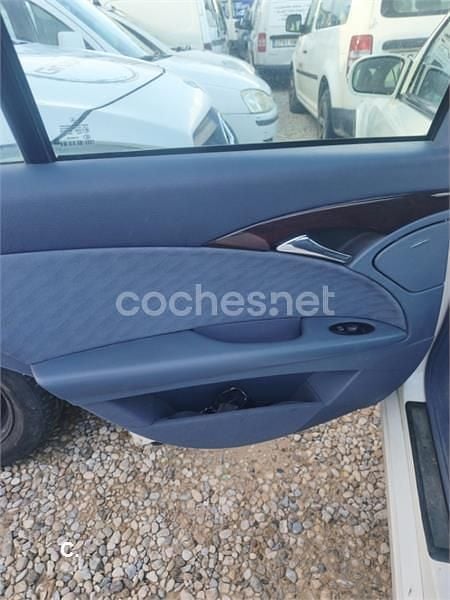 Usado Mercedes E270 Classic 177 CV (130 kW) 2005 Blanco Berlina