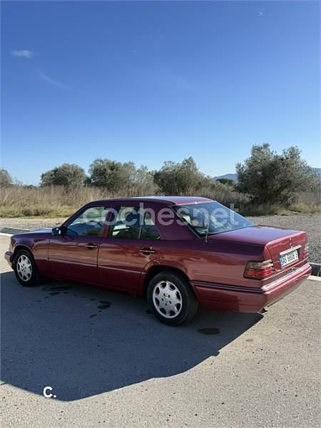 Usado Mercedes E300 136 CV (100 kW) 1993 Granate Familiar