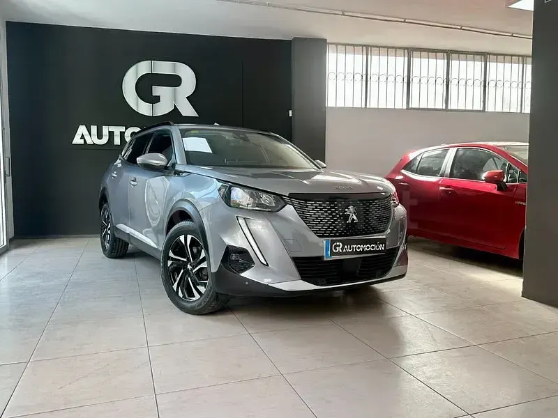 Usado Peugeot 2008 Allure 100 CV (73 kW) 2020 Gris / plata SUV