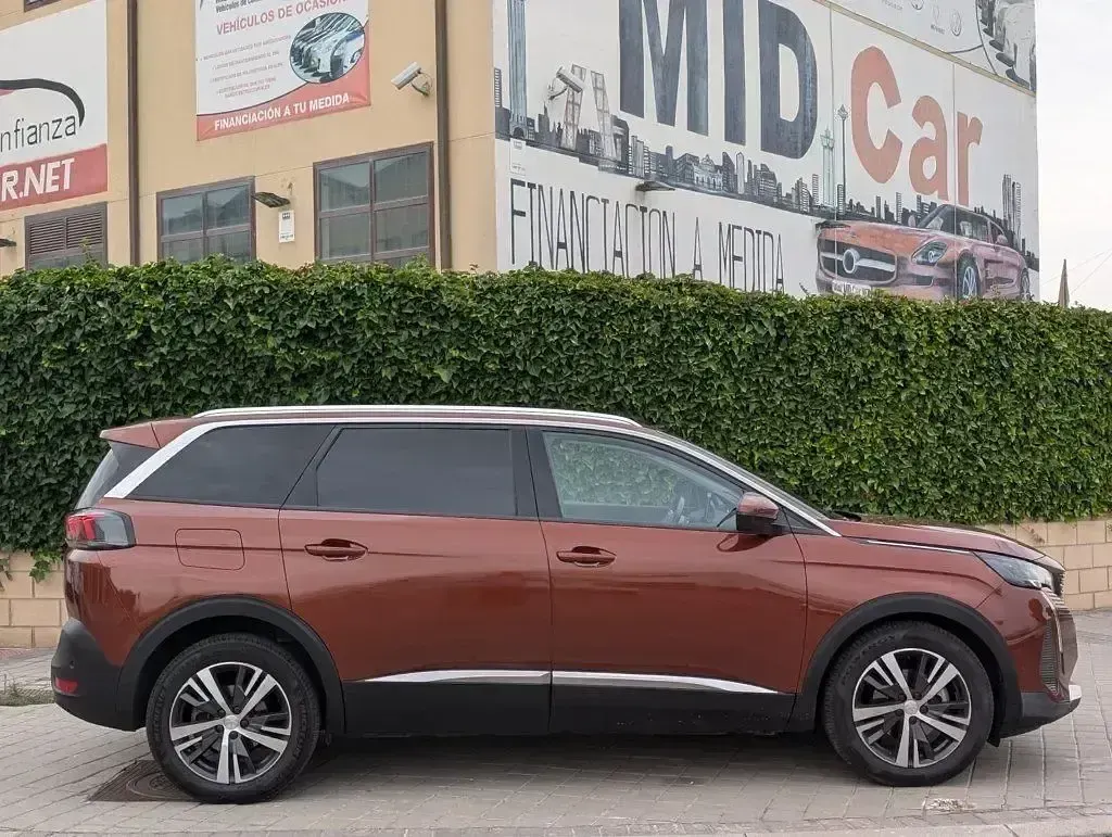 Usado Peugeot 5008 GT 180 CV (132 kW) 2021 Marrón SUV