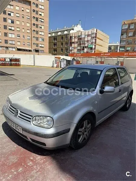 Usado VW Golf IV Highline 100 CV (73 kW) 2001 Gris / plata Berlina