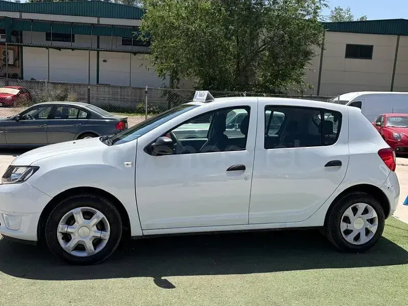 Usado Dacia Sandero Ambiance 75 CV (55 kW) 2015 Blanco Berlina