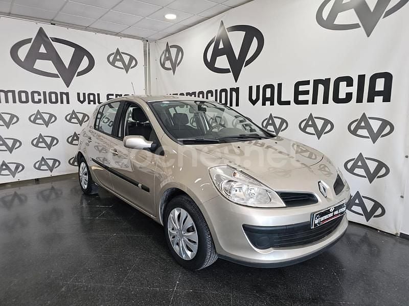 Usado Renault Clio II Authentique 70 CV (51 kW) 2007 Beige Berlina