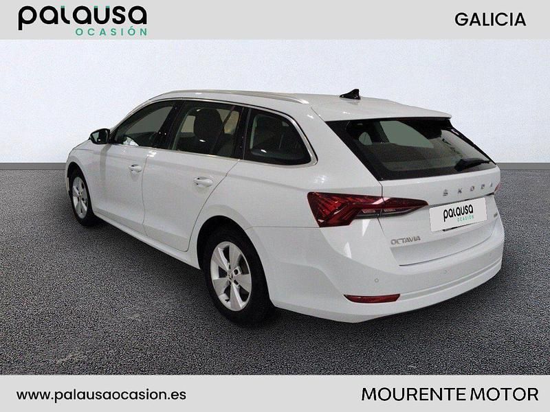 Usado Skoda Octavia Ambition 110 CV (80 kW) 2021 Blanco Familiar