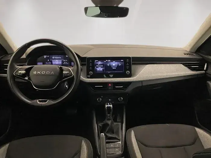 Usado Skoda Kamiq Selection 115 CV (84 kW) 2025 Gris plata SUV