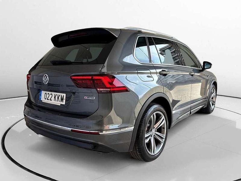 Usado VW Tiguan Sportline 181 CV (133 kW) 2018 Gris SUV