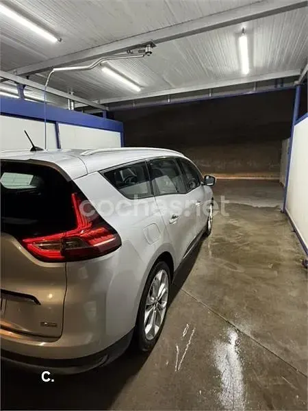 Usado Renault Grand Scénic IV Zen 110 CV (80 kW) 2018 Gris / plata Monovolumen