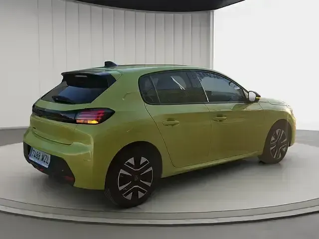 Usado Peugeot 208 Allure 102 CV (75 kW) 2025 Amarillo Utilitario