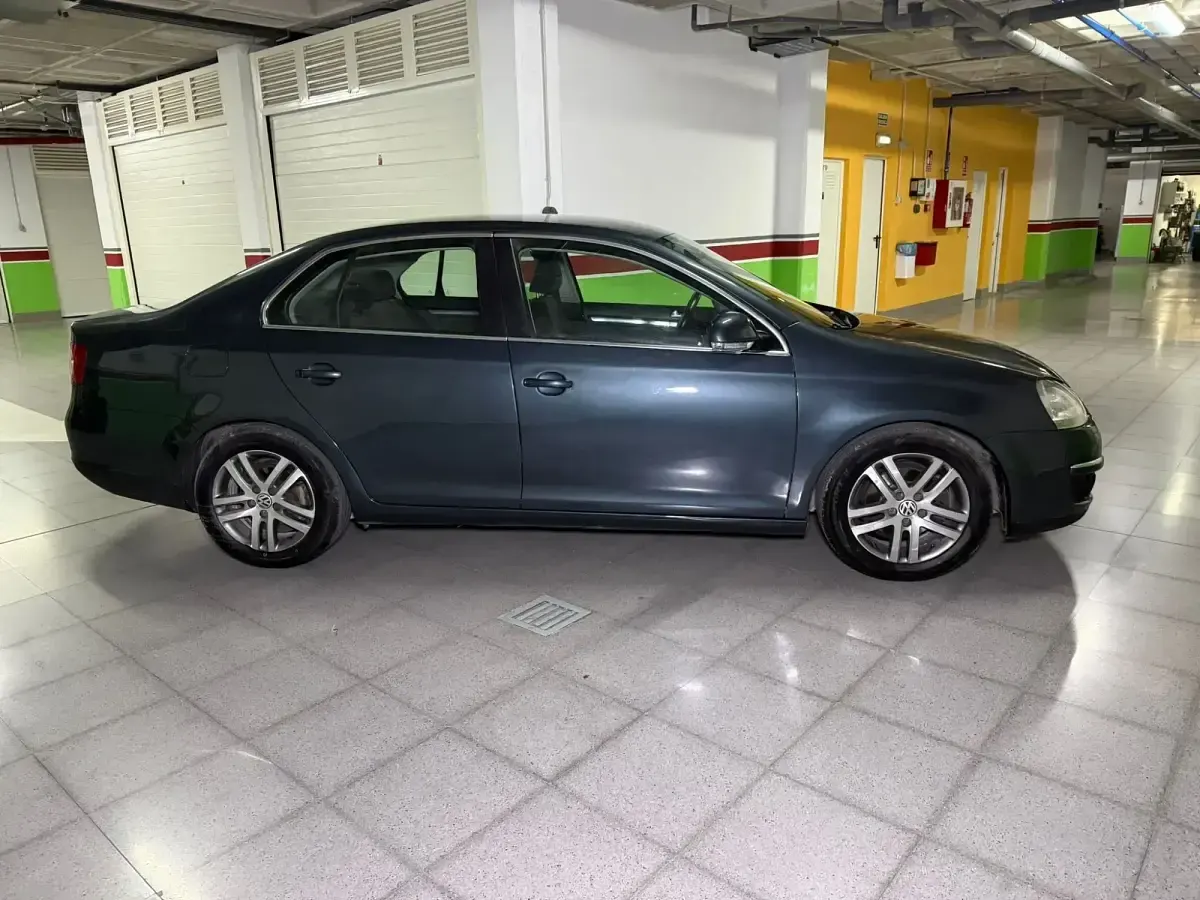 Usado VW Jetta Advance 105 CV (77 kW) 2008 Gris Berlina