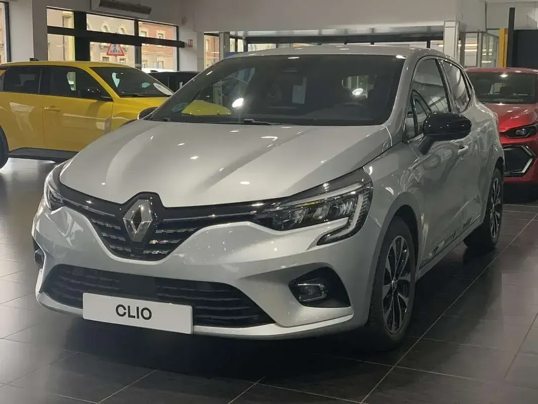Usado Renault Clio Techno 140 CV (102 kW) 2023 Gris Utilitario