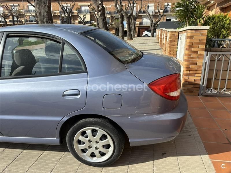Usado Kia Rio 81 CV (59 kW) 2005 Gris / plata Berlina
