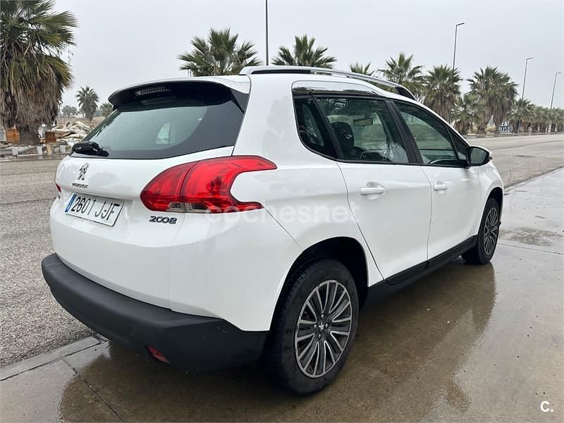 Usado Peugeot 2008 Allure 100 CV (73 kW) 2015 Blanco SUV