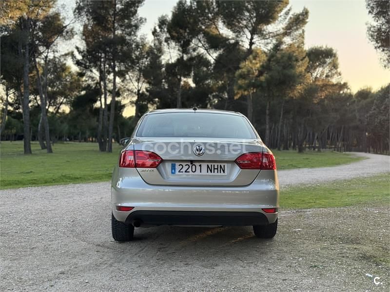 Begagnad VW Jetta Advance 105 HK (77 kW) 2013 Beige Sedan