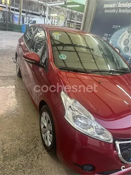 Usado Peugeot 208 82 CV (60 kW) 2013 Rojo Utilitario