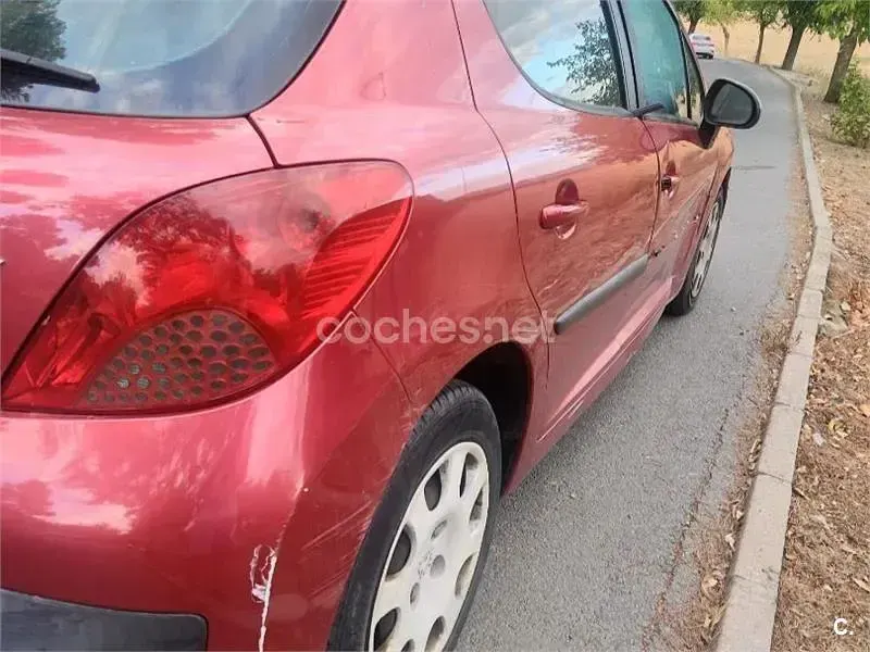 Usado Peugeot 207 90 CV (66 kW) 2006 Rojo Berlina