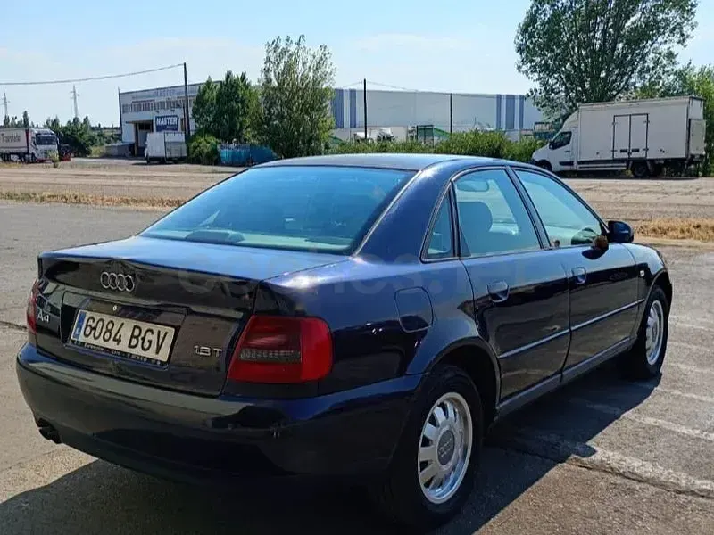 Usado Audi A4 150 CV (110 kW) 1999 Azul Berlina