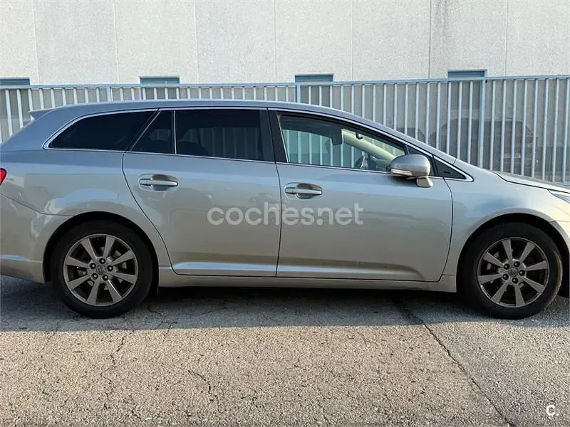 Usado Toyota Avensis Advance 124 CV (91 kW) 2013 Gris / plata Familiar