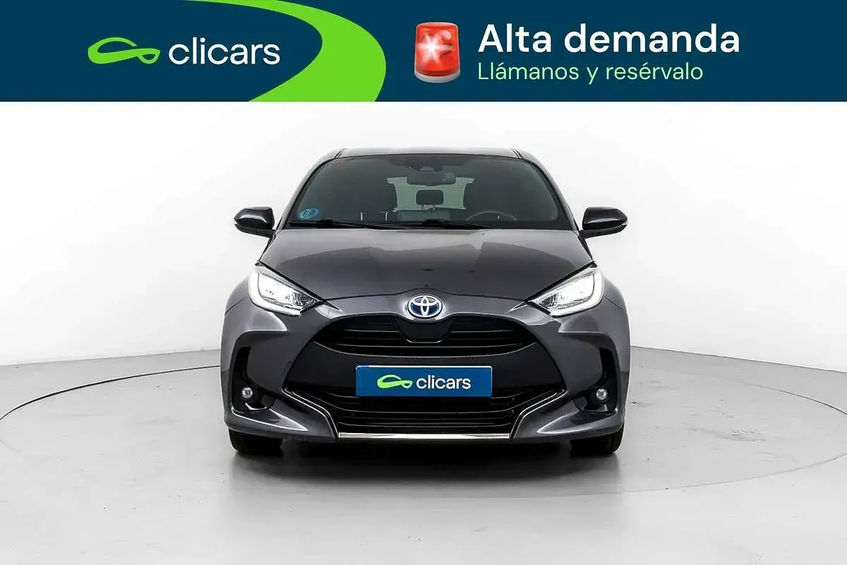 Usado Toyota Yaris Hybrid Plus 75 CV (55 kW) 2021 Gris Berlina