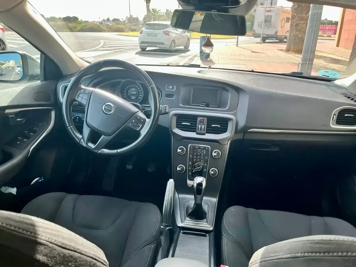 Usado Volvo V40 Kinetic 150 CV (110 kW) 2017 Gris Berlina