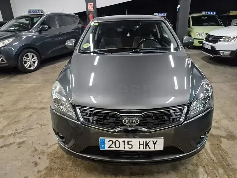 Usado Kia ProCeed Plus 90 CV (66 kW) 2012 Marrón Utilitario