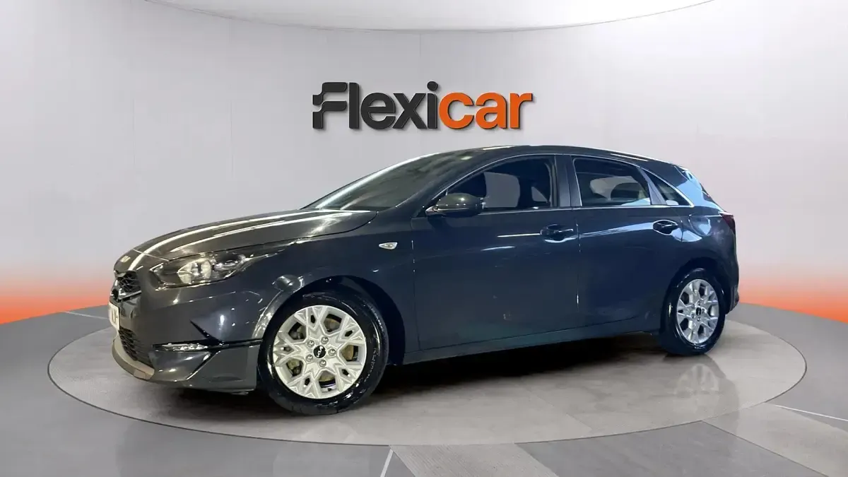 Usado Kia Ceed 136 CV (100 kW) 2023 Gris Utilitario