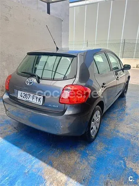 Usado Toyota Auris 97 CV (71 kW) 2007 Gris / plata Utilitario