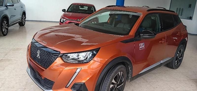 Usado Peugeot 2008 Allure 131 CV (96 kW) 2023 Orange fusion cmetalzadoe SUV