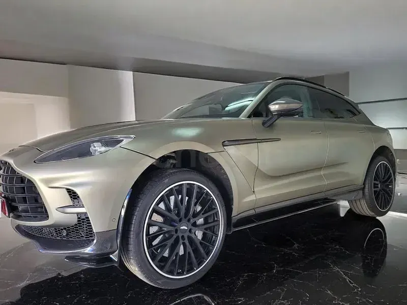Usado Aston Martin DBX 707 CV (519 kW) 2024 Gris / plata SUV