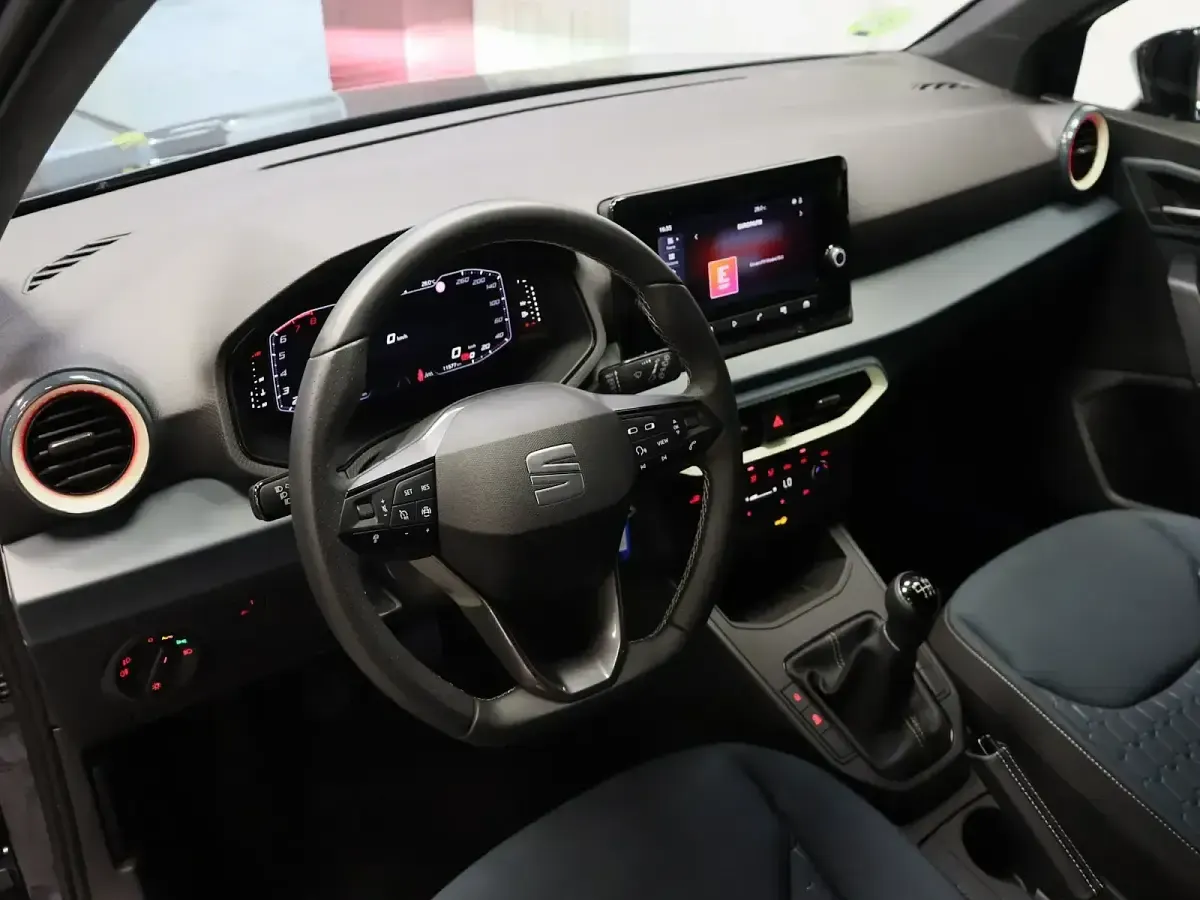 Usado Seat Arona Style Plus 115 CV (84 kW) 2026 Gris SUV