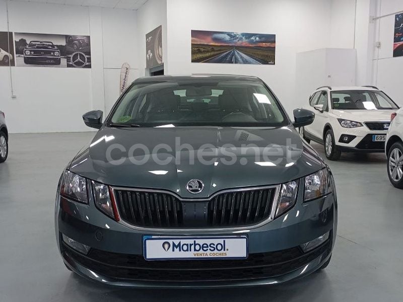 Gris / plata Usado 2021 Skoda Octavia Ambition Berlina | 14.990 € (Buen precio) - Imagen 1/4