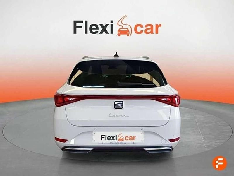 Usado Seat Leon Style 131 CV (96 kW) 2020 Blanco Familiar