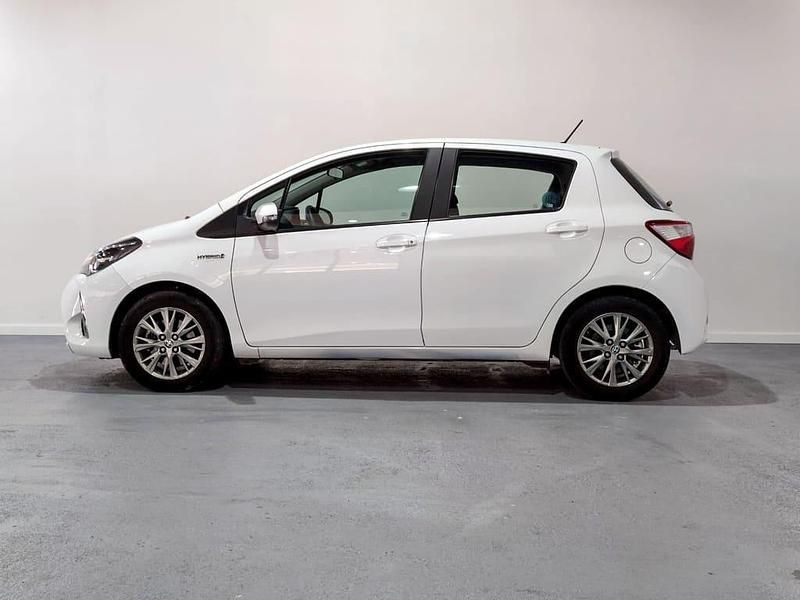 Usado Toyota Yaris Hybrid Active 100 CV (73 kW) 2020 Blanco Berlina