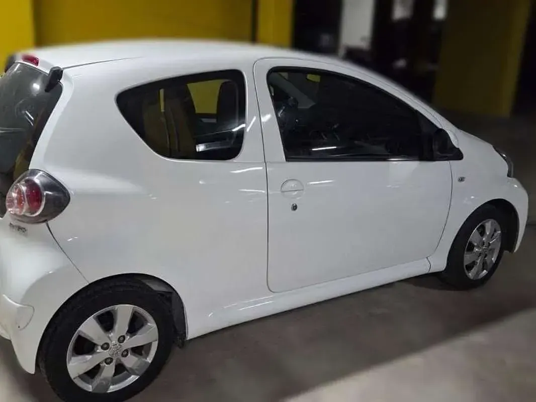 Usado Toyota Aygo Live 68 CV (50 kW) 2012 Blanco Utilitario