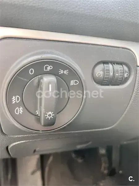 Usado VW Jetta Advance 105 CV (77 kW) 2005 Gris / plata Berlina
