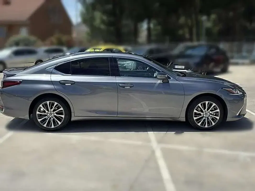 Usado Lexus ES300 Business Edition 178 CV (130 kW) 2020 Gris Berlina