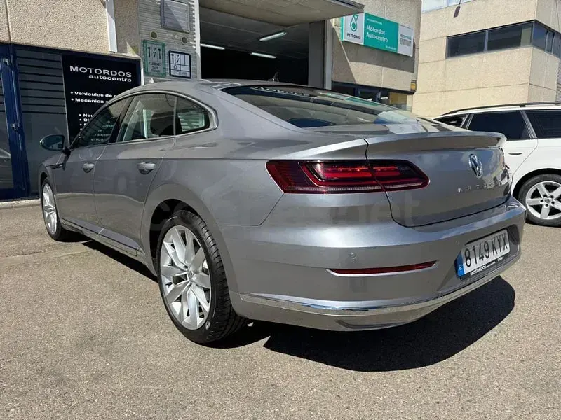 Usado VW Arteon 150 CV (110 kW) 2019 Gris / plata Utilitario