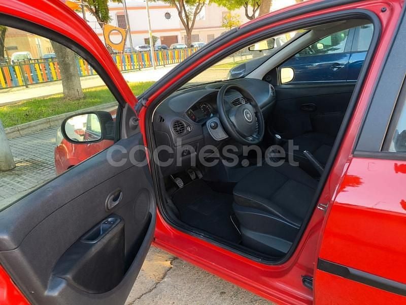 Usado Renault Clio IV Authentique 75 CV (55 kW) 2013 Rojo Berlina