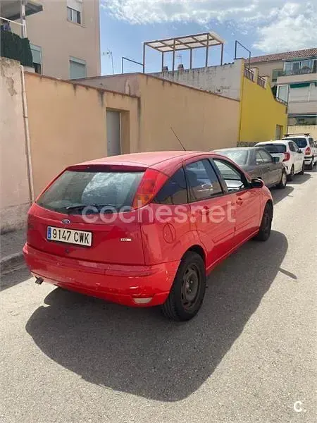 Usado Ford Focus Trend 100 CV (73 kW) 2004 Rojo Berlina