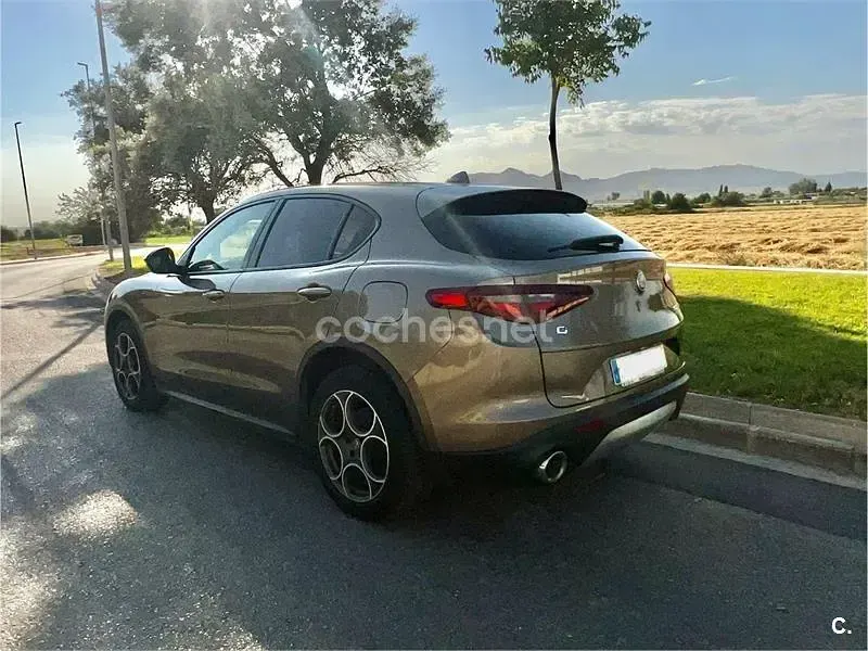 Usado Alfa Romeo Stelvio Executive 210 CV (154 kW) 2018 Gris / plata SUV
