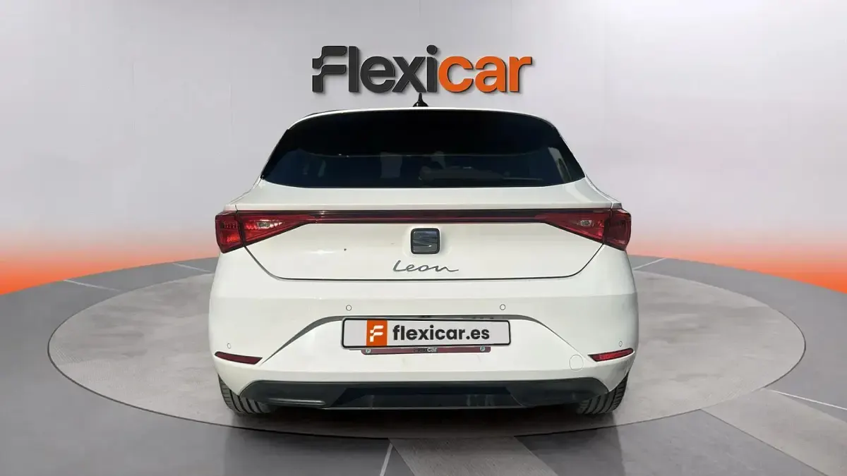 Usado Seat Leon Reference 116 CV (85 kW) 2022 Blanco Berlina